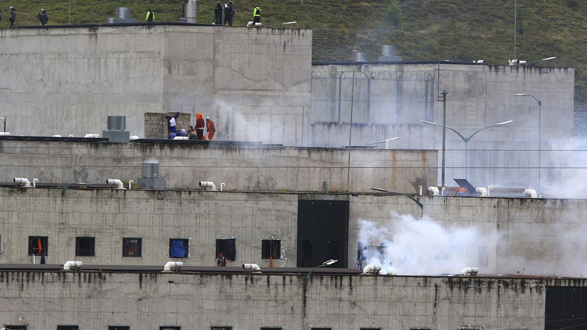 الغاز المسيل للدموع يتصاعد من أجزاء من سجن توري حيث اندلعت أعمال شغب بين النزلاء في كوينكا- الإكوادور.