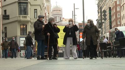 Un grupo de ancianos vacunados se dirigen al teatro en la Gran Vía de Madrid