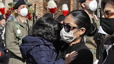 Η χήρα του Λούκα Ατανάσιο κρατώντας αγκαλιά ένα από τα τρία παιδιά τους
