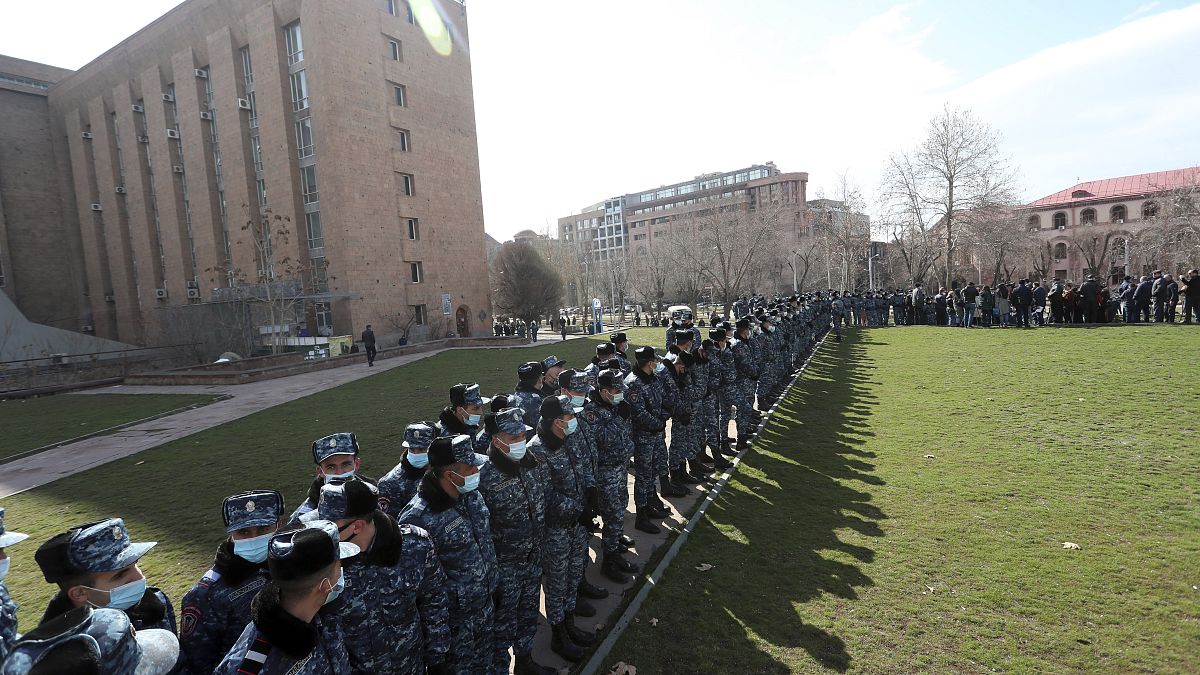 Полиция защищает здание правительства во время акции протеста в Ереване 23 февраля 2021