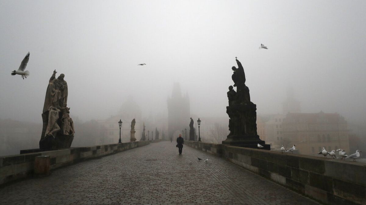 Üres a máskor turistáktól zsúfolt Károly híd Prágában