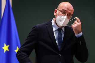 Líderes da UE tentam manter meta de vacinação até ao verão