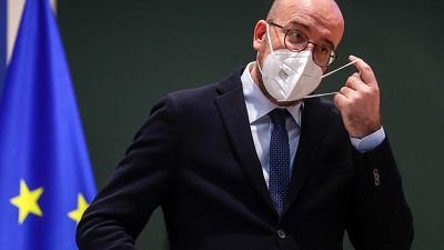 Líderes da UE tentam manter meta de vacinação até ao verão
