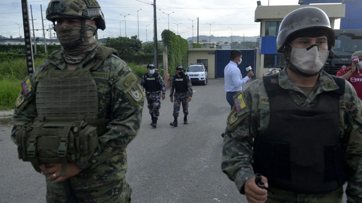 Soldados de guardia fuera de la prisión de Guayaquil, Ecuador