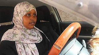 Somalie : Asha, rare femme chauffeur de taxi