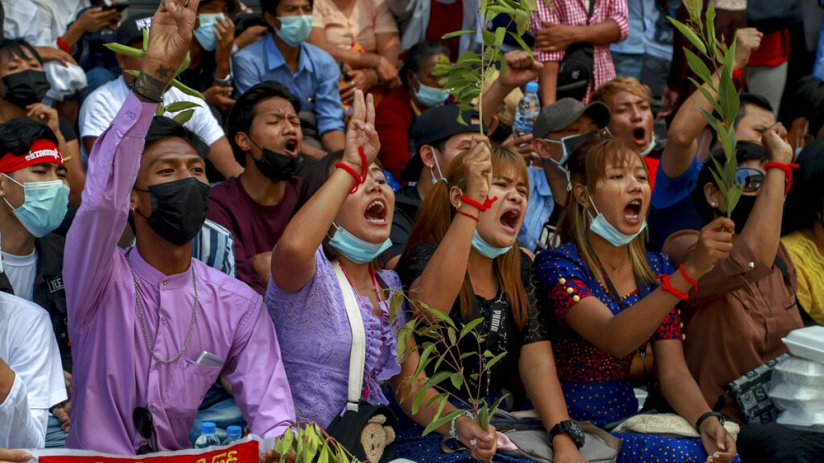 Διαδηλωτές κατά της χούντας στην Γιανγκόν