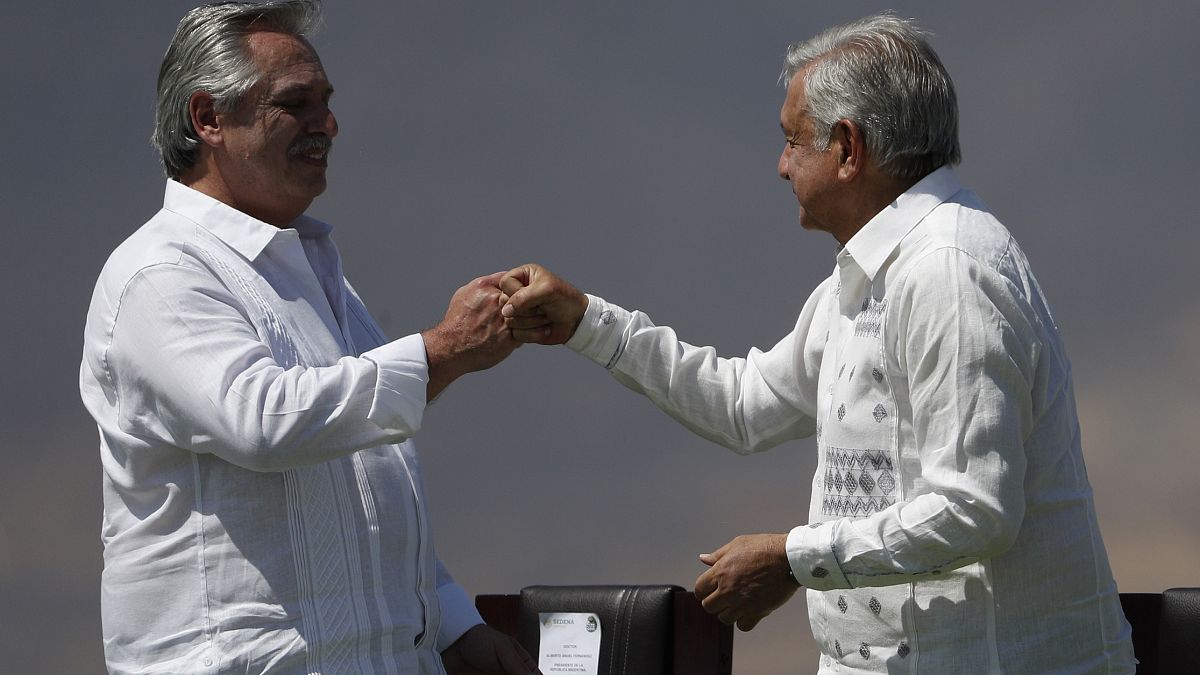 Alberto Fernández y Andrés Manuel López Obrador chocan sus puños durante la ceremonia de conmemoración de los 200 años del Plan de Iguala.