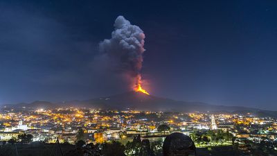 شاهد: بركان إتنا يقذف سيلا من الحمم البركانية في صقلية والسلطات تؤكد عدم وجود خطورة على السكان