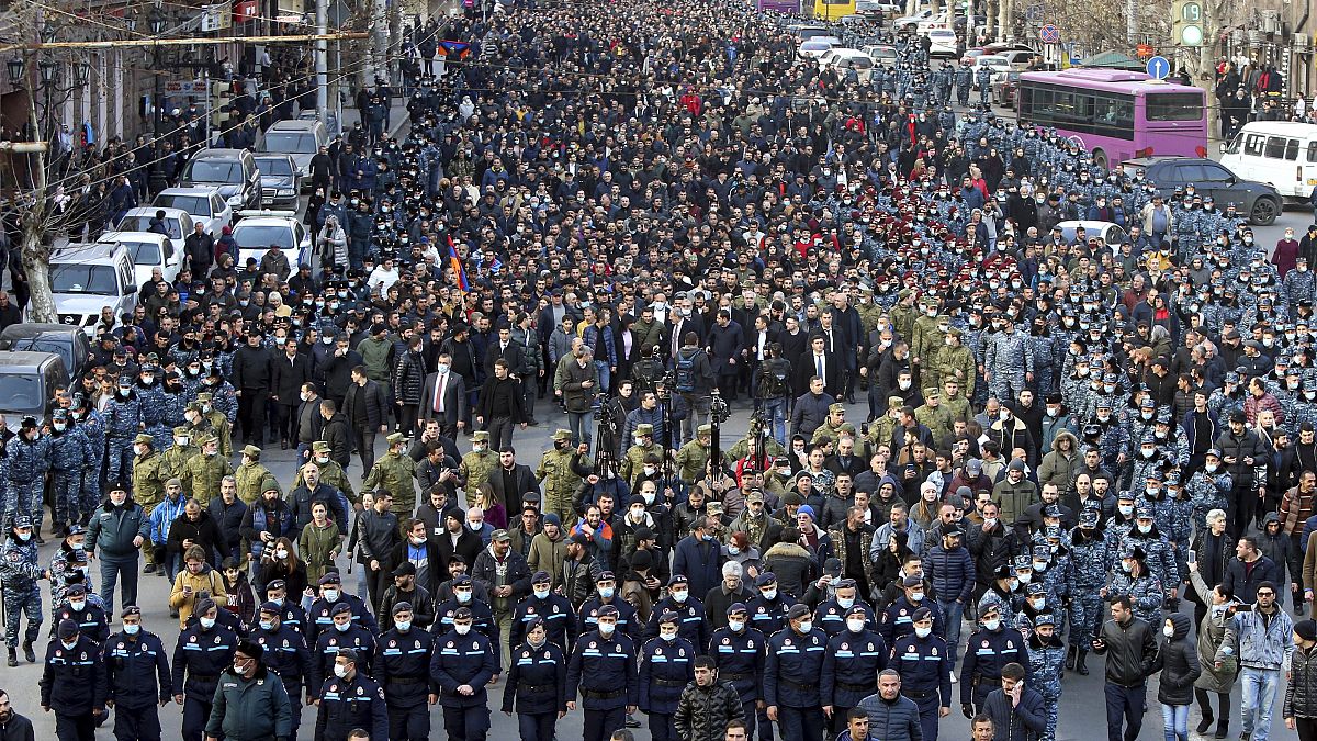 Több ezren tiltakoznak az örmény miniszterelnök mellett