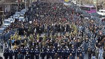 Bei zwei getrennten Kundgebungen in Eriwan versammelten sich jeweils Zehntausende von Anhängern und Gegnern Paschinjans