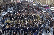 Több ezren tiltakoznak az örmény miniszterelnök mellett