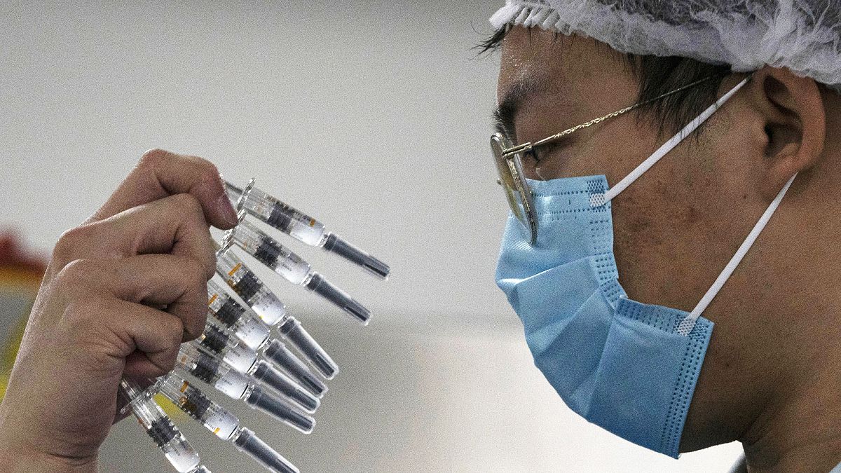 Çin, CanSino ve Sinopharm adlı iki yeni Covid-19 aşısının kullanımına onay verdi.
