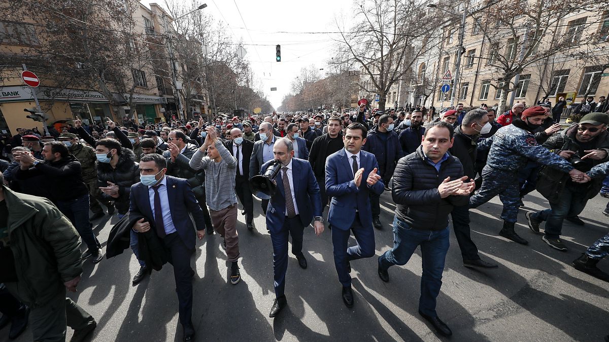 Никол Пашинян во главе шествия в его поддержку в Ереване 25 февраля 2021