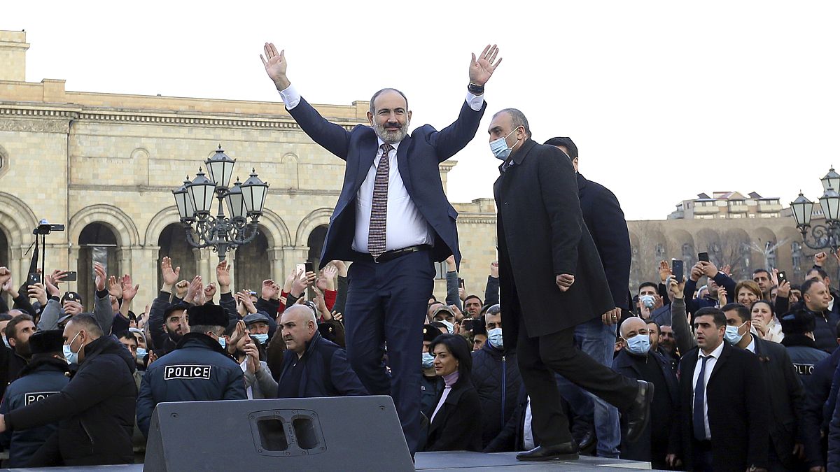 رئيس الوزراء الأرميني نيكول باشينيان يحيي أنصاره خلال تجمع في يريفان. 2021/02/25