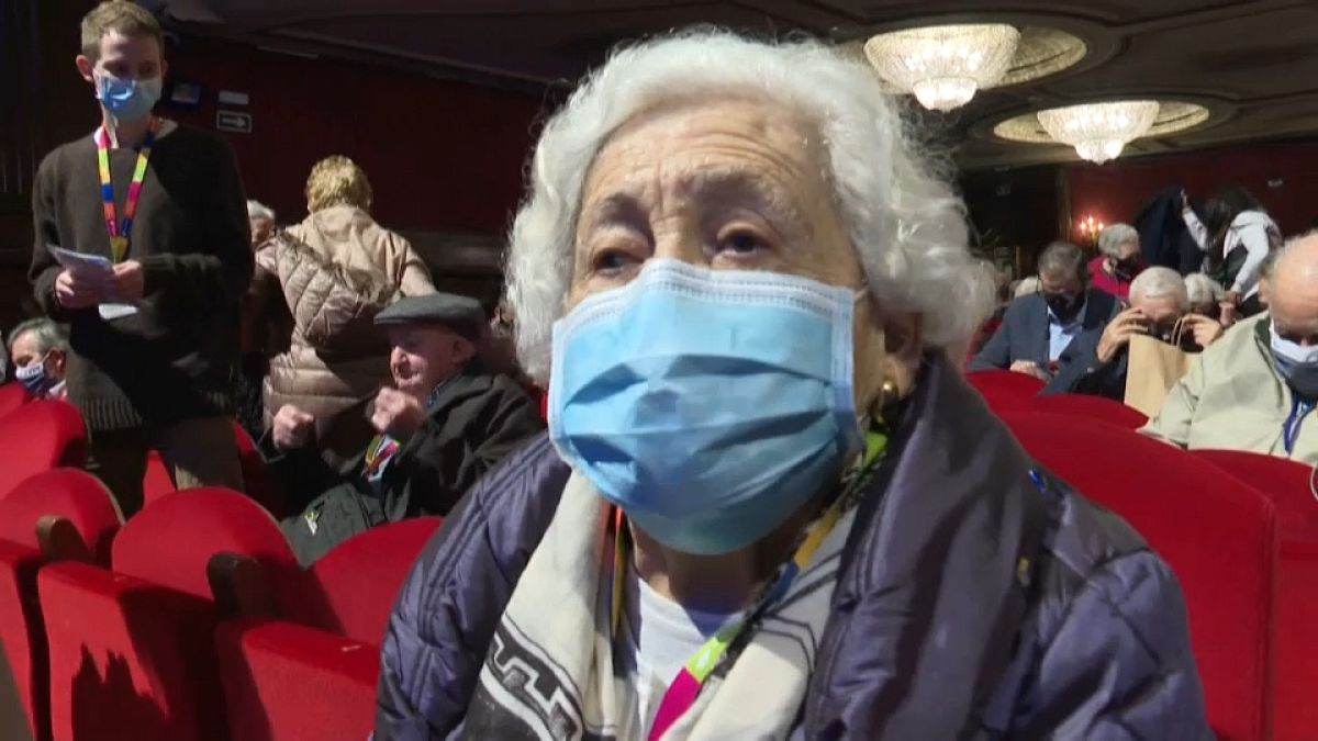 Anziana vaccinata a teatro a Madrid