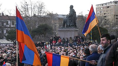 Manifestantes de la oposición en las calles de Ereván