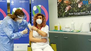 In San Marino wird eine Ärztin gegen Sars-CoV-2 geimpft