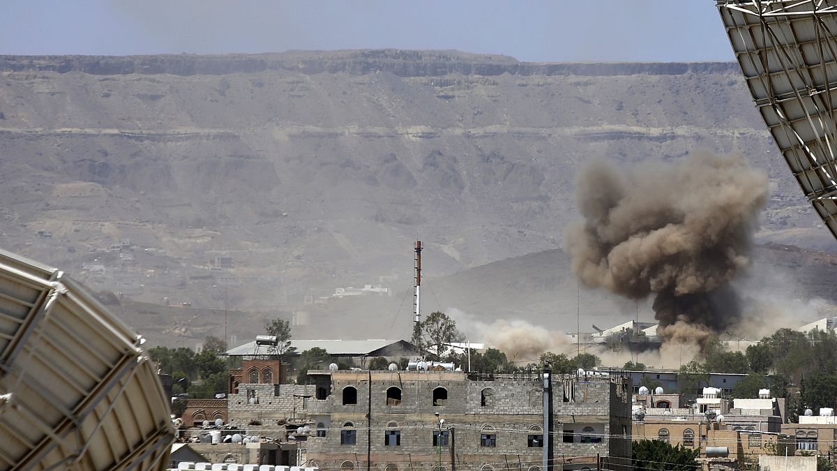 صورة من الارشيف- بعد غارة جوية شنها التحالف بقيادة السعودية على قاعدة عسكرية في صنعاء، اليمن