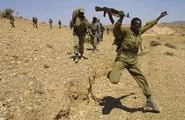 الجنود الإثيوبيون يغادرون بلدة سينافي الإريترية في 20 شباط / فبراير 2001. القوات الإثيوبية تغادر إريتريا بعد أربع سنوات من الحرب.