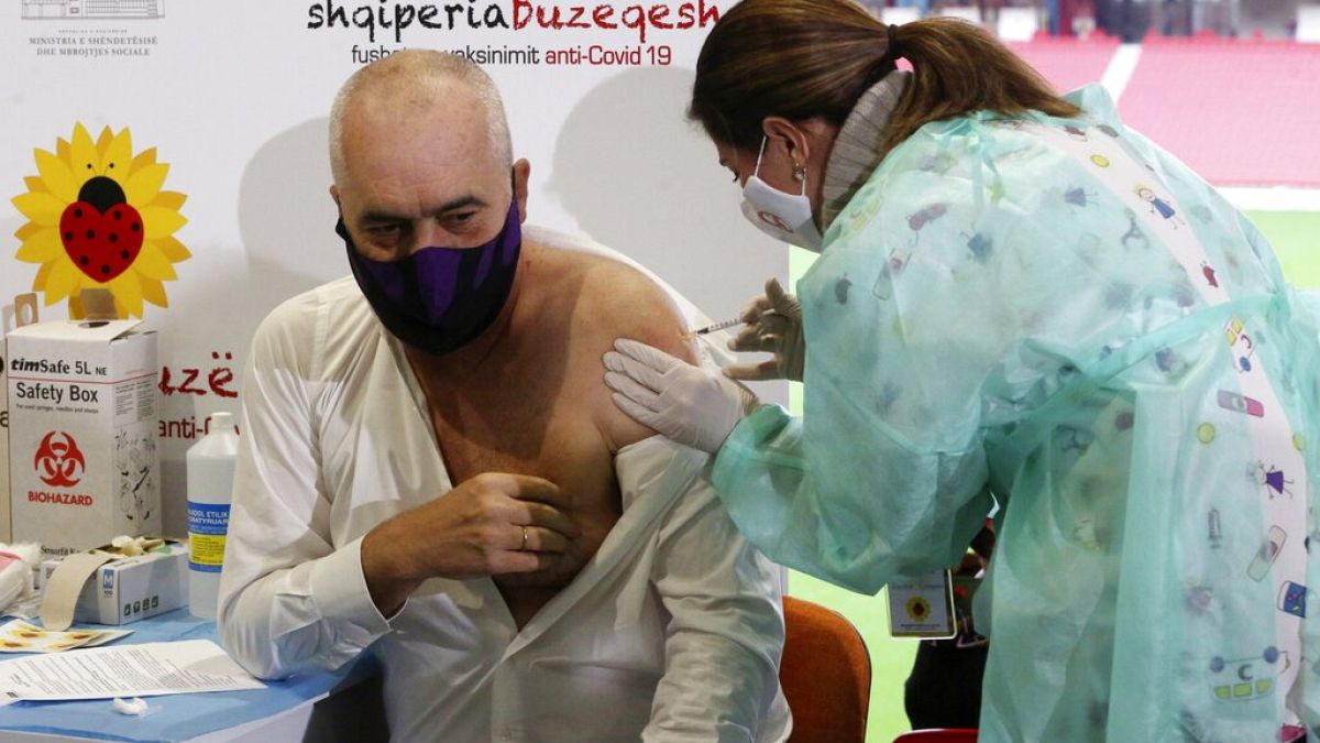 O E. Ράμα κάνει ένα από τα λιγοστά εμβόλια που έφτασαν στην Αλβανία