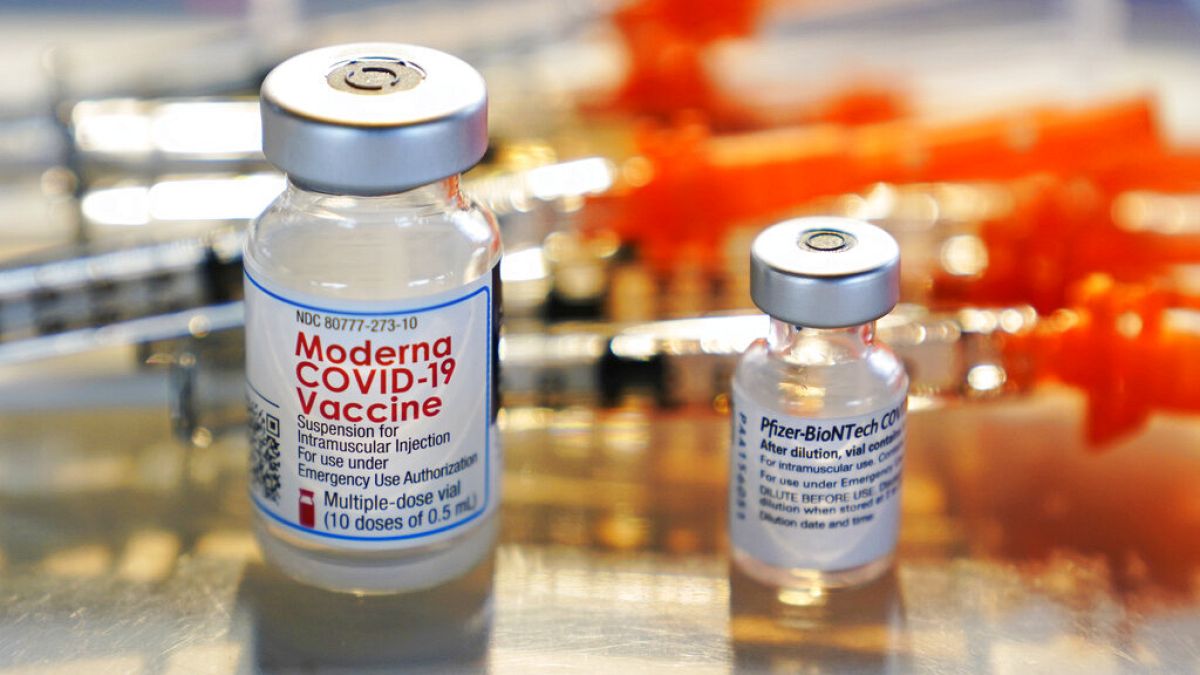 A Moderna és a Pfizer-BioNTech vakcinája egymás mellett