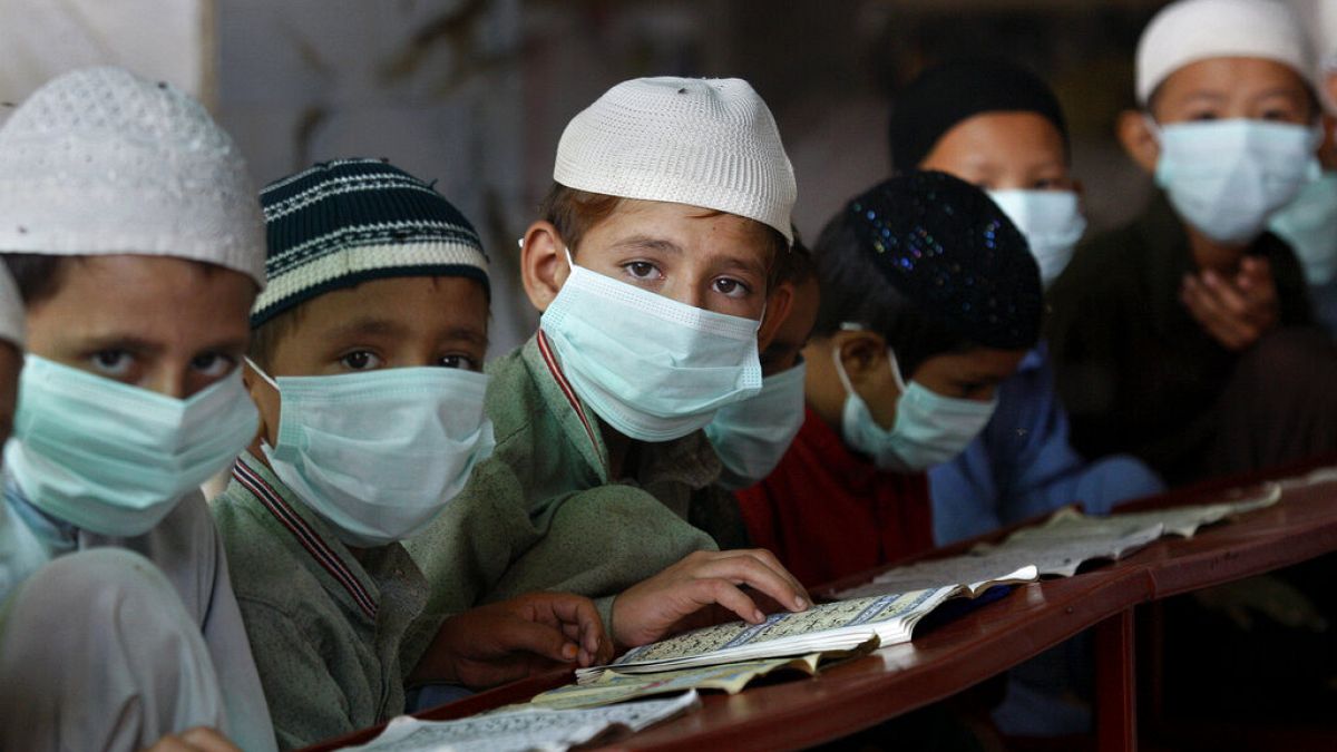 Koránt olvasó gyerekek a pakisztáni Karacsi egyik iskolájában