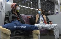 Berlin'de bacaklarını açarak oturan erkeklere protesto