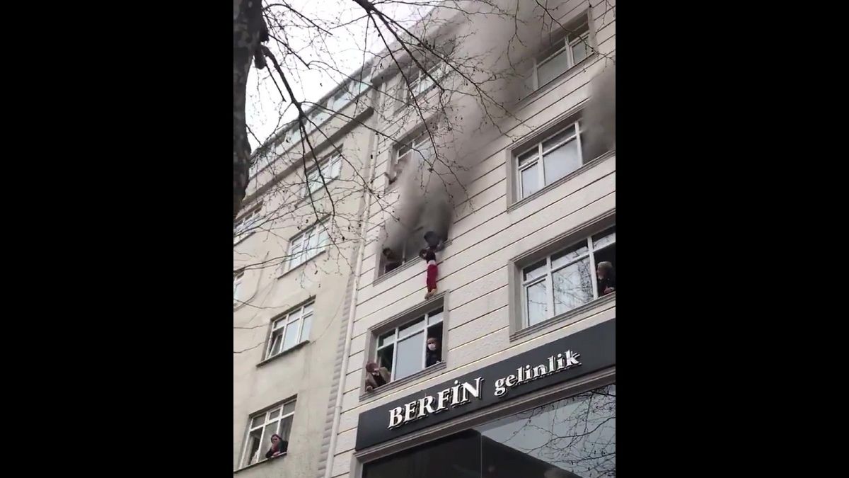 أم تنقذ طفليها من حريق برميهما من نافذة  الطابق الرابع - اسطنبول تركيا