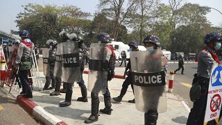 عناصر شرطة مدرعة تقف في تشكيل خلال مظاهرة ضد الانقلاب العسكري - ميانمار