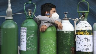 شاب ينتظر تعبئة قوارير الأكسجين الفارغة في ليما عاصمة البيرو. 2021/02/22