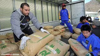 El jugador de Rugby Scott Fardy y otros miembros del equipo local se ofrecieron como voluntarios para ayudar a su comunidad después del terremoto y tsunami del 2011.
