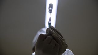 Врач готовится ввести вакцину от коронавируса в Москве