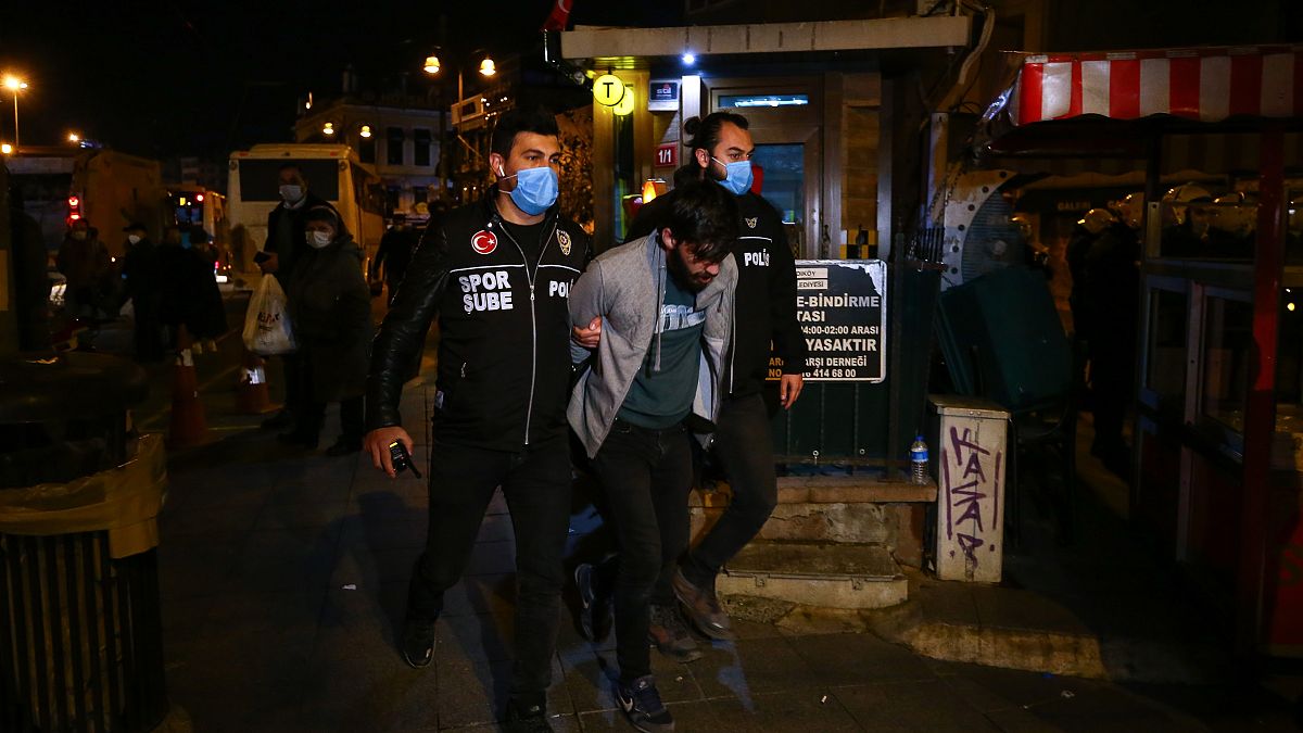 Kadıköy'de Boğaziçi Üniversitesindeki gösterilere destek için toplanan 93 kişi gözaltına alındı