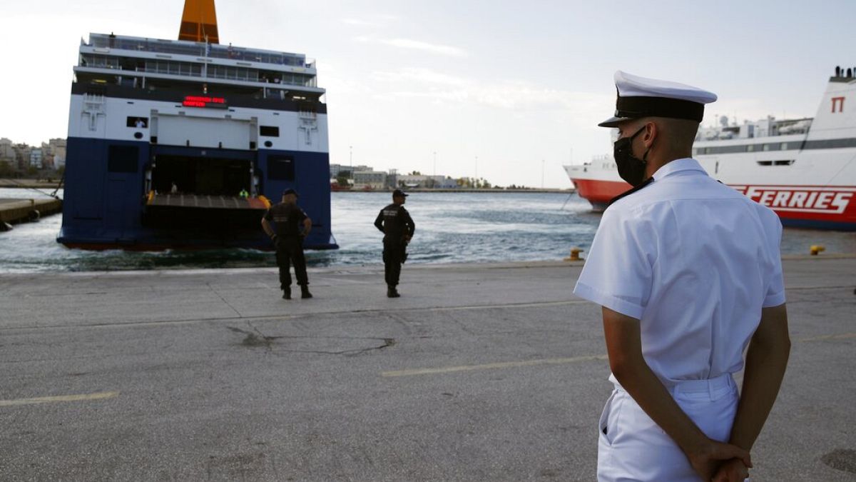 Περιμένοντας τα πλοία να σαλπάρουν στο λιμάνι του Πειραιά