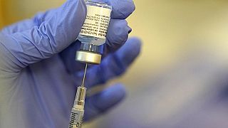 Apotheker bereitet eine Spritze mit dem Impfstoff COVID-19 von Pfizer-BioNTech vor, 08.01.2021