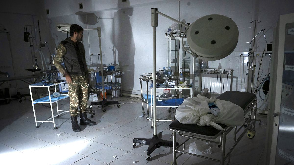 بیمارستان محلی مارتاکرت در منطقه قره‌باغ پس از بمباران ارتش آذربایجان