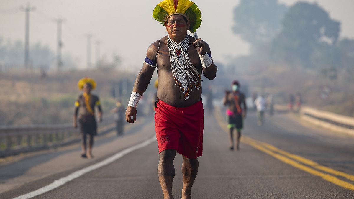 Kayapó indiánok tiltakoznak egy országút elfoglalásával a brazíliai Novo Progresso közelében 2020. auguszts 17-én