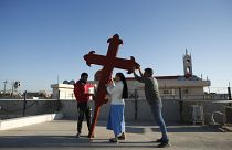 Iraki keresztények keresztet állítanak Qaraqosh városában, február 22-én