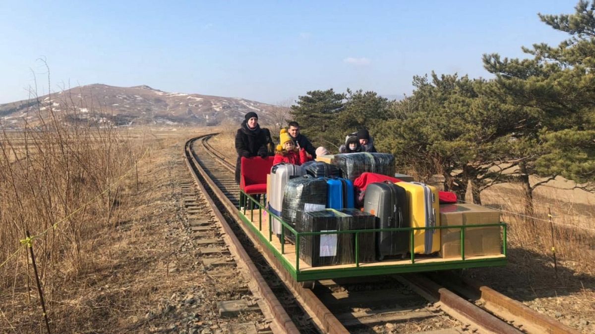 دبلوماسيون روس يغادرون كوريا الشمالية بواسطة عربة سكة حديد بدفع يدوي