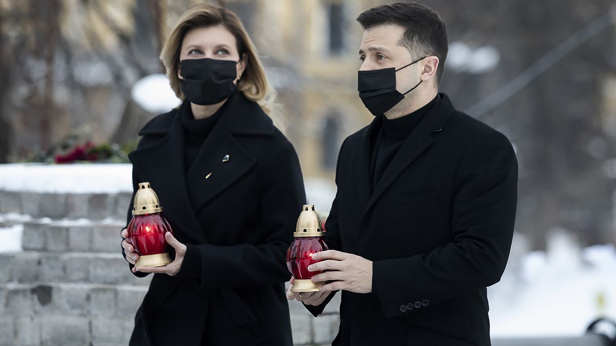 El presidente ucraniano Volodímir Zelenski y su esposa presentan sus respetos a las víctimas del Maidán en la Plaza Independiente en Kiev, Ucrania, el 20 de febrero de 2021.