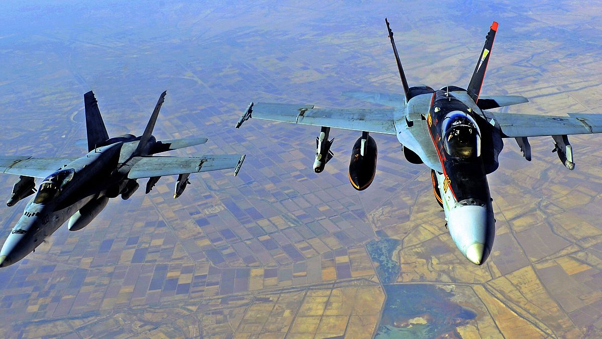 صورة من الارشيف- طائرات أمريكية تنفذ غارة جوية على  مواقع في سوريا