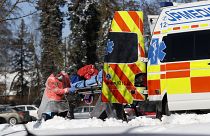 موظفون طبيون ينقلون مصاب يكورونا إلى سيارة إسعاف في تشيب، جمهورية التشيك