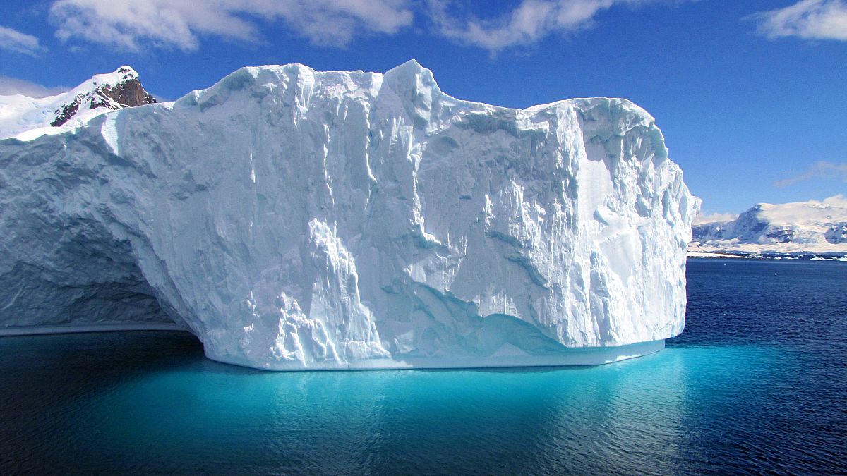 جبال جليدية ضخمة - أنتركتيكا