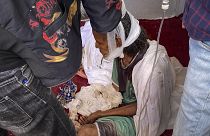 Etiyopya'nın Tigray bölgesindeki Aksum şehrine kaçan yaşlı bir kadın
