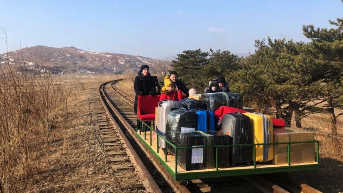 Covid-19 pandemisi kısıtlamalarında Kuzey Kore'den ülkesine dönmeye çalışan Rus diplomatı ve ailesi