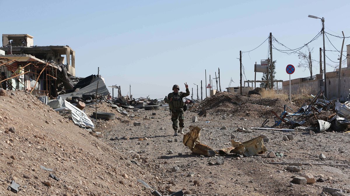 مقاتل من البشمركة  في بلدة سنجار  بعد استعادتها من تنظيم الدولة الإسلامية في شمال العراق
