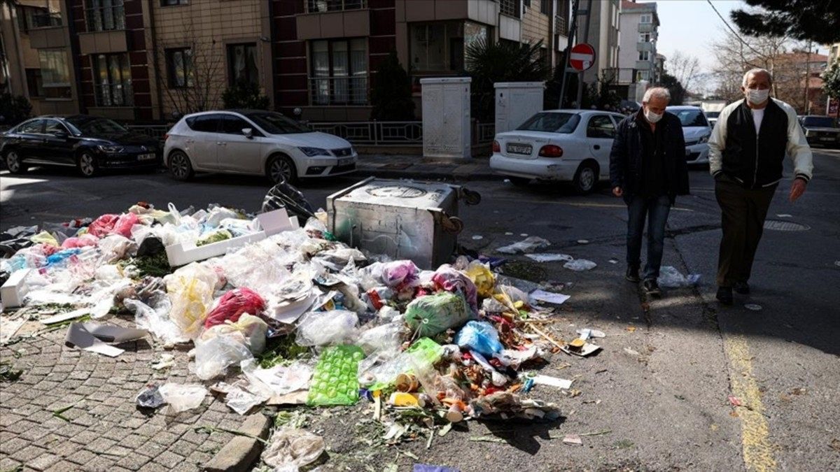 Maltepe Belediyesi'ndeki işçi grevi sonrası ilçe sokaklarında çöp yığınları oluştu.