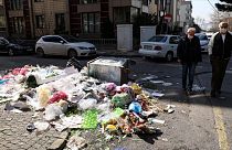 Maltepe Belediyesi'ndeki işçi grevi sonrası ilçe sokaklarında çöp yığınları oluştu.
