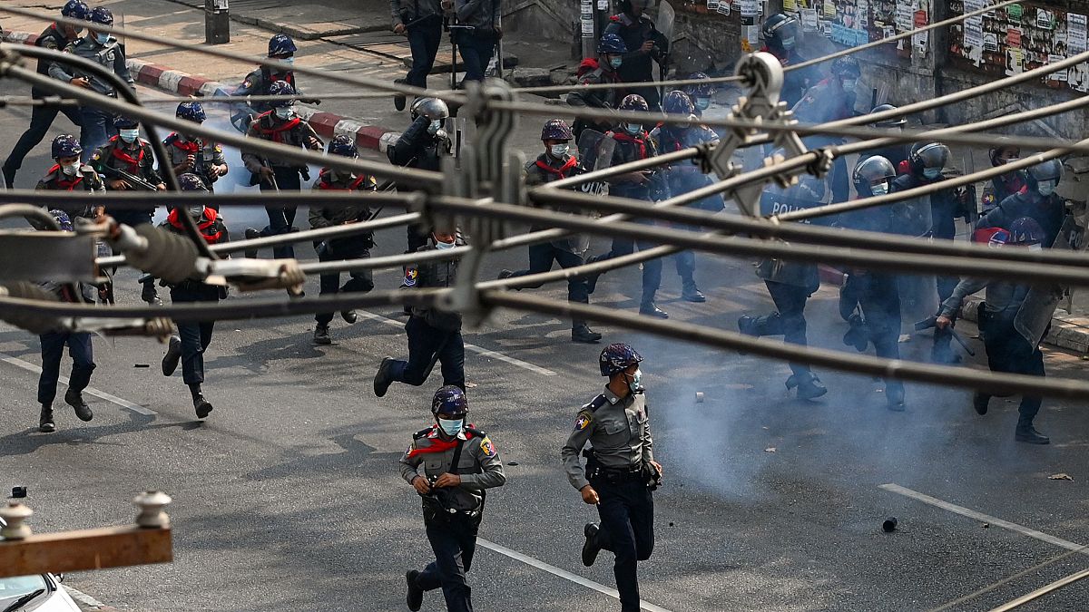 ميانمار: الشرطة تطلق الرصاص المطاطي لتفريق المحتجين.