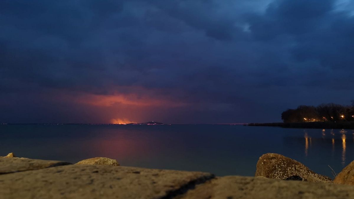 A Berekben égő nádas látványa a Balaton északi partjáról